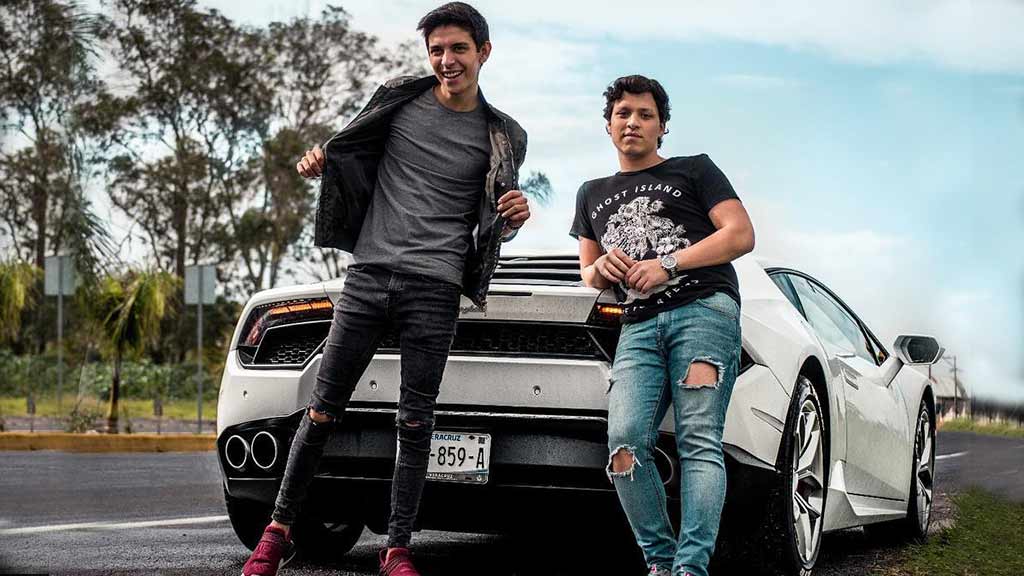 Youtubers chocan su auto de lujo de  millones de pesos